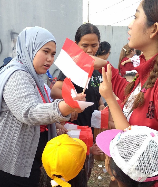 Membagikan bendera PaKAI
